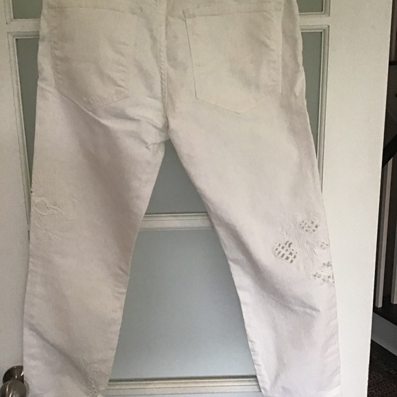 Embroidery Capri - Picture 5 of 5